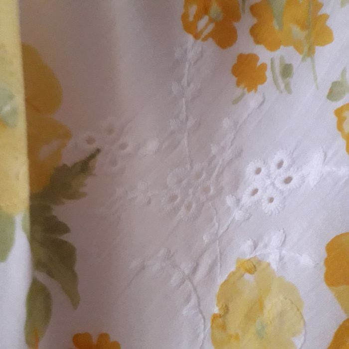 Letnia sukienka z bawełny z haftem