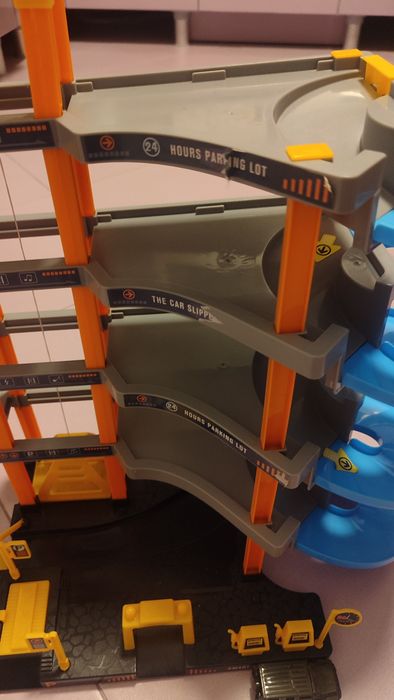 Трек Хотвілс і парковка з ліфтом+4 машинки