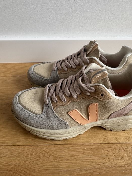 Veja Venturi Suede w kultowej, pastelowej kolorystyce Almond Peach Multico 36