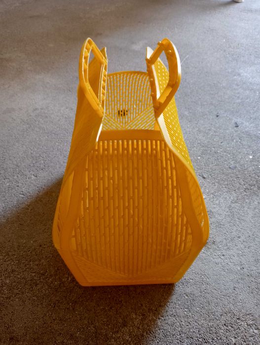 Cesta amarela com asas