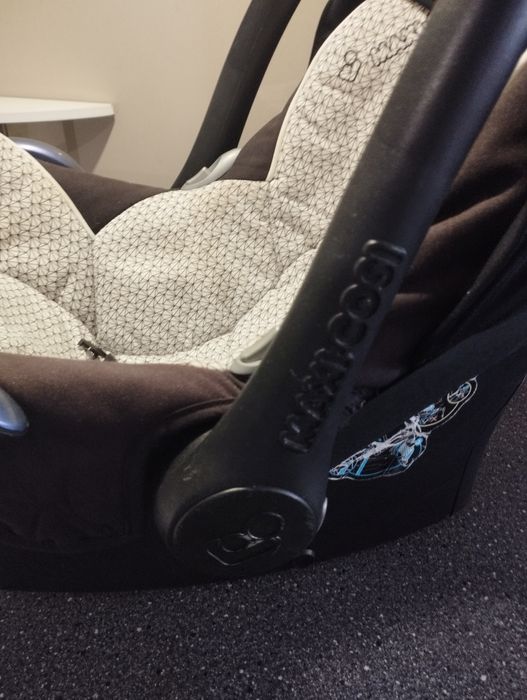 Fotelik samochodowy nosidełko + baza Maxi Cosi EasyBase 2  0-13kg