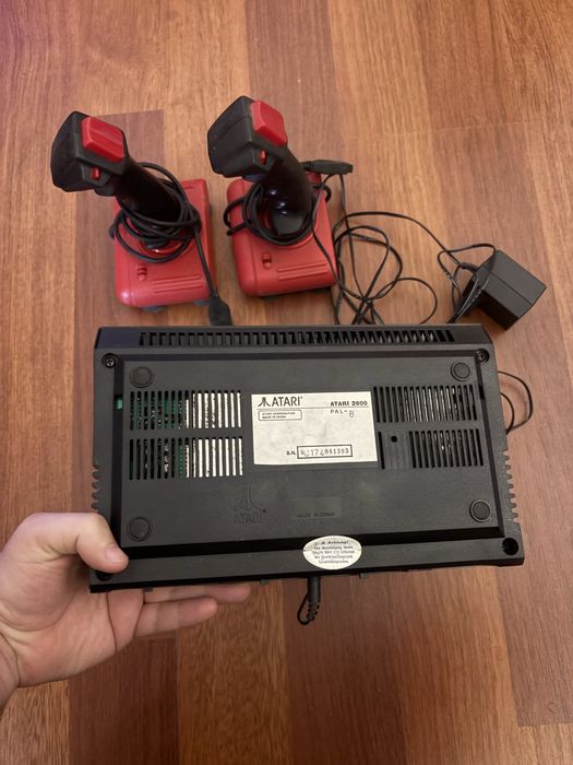 Consola Atari + 1 Jogo + 2 Joysticks