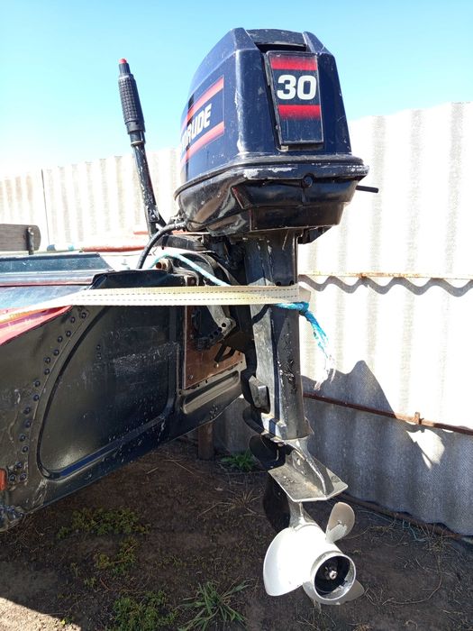 Продам лодку с лафетом и мотором