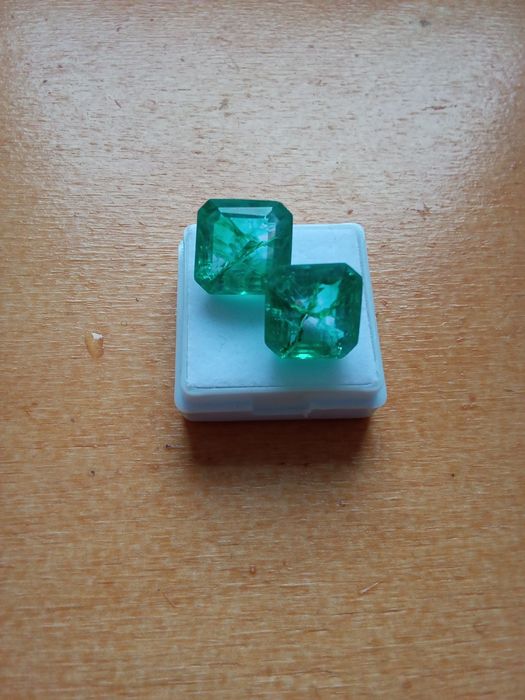 Par de Esmeraldas Naturais á Venda