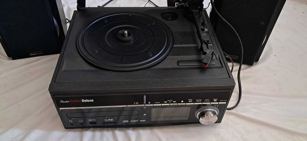 Aparelhagem gira discos .