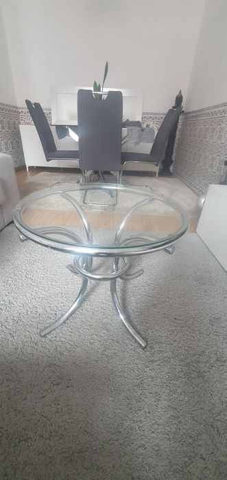 Mesa de centro com tampo de vidro e pernas inox