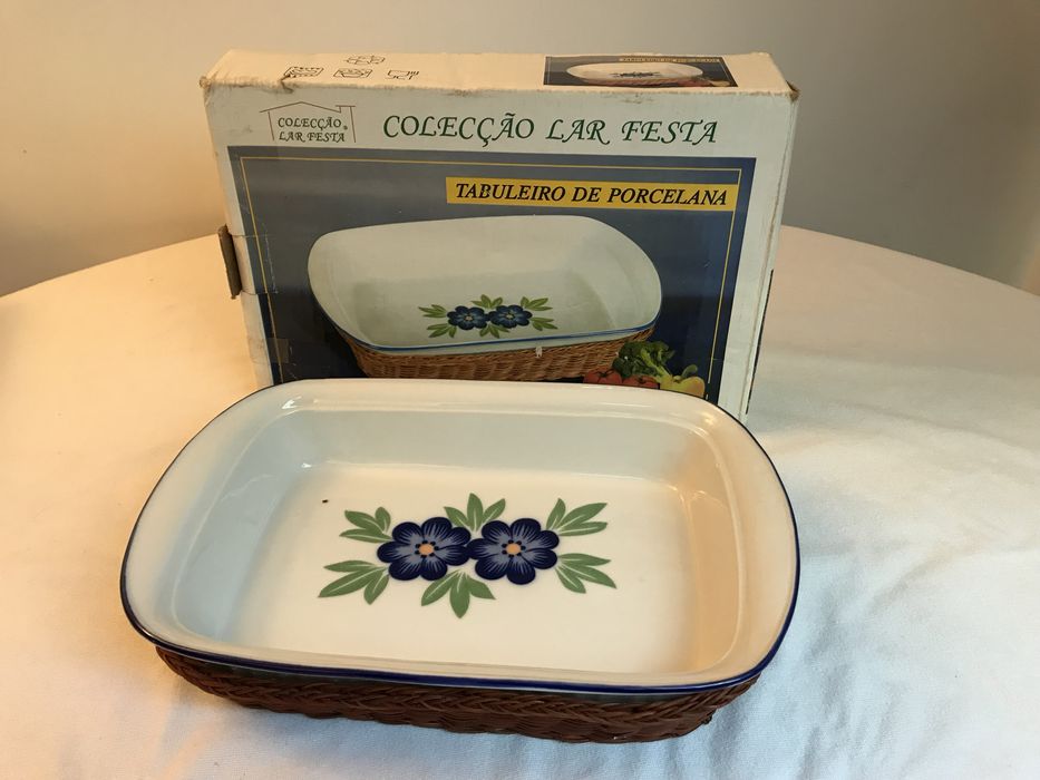 Tabuleiro Porcelana flores c/ Suporte Vime – Colecção Lar Festa
