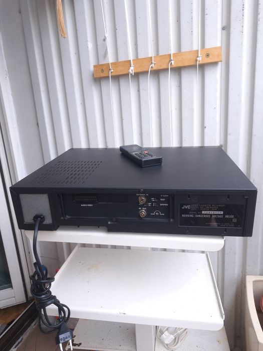 Magnetowid JVC z pilotem