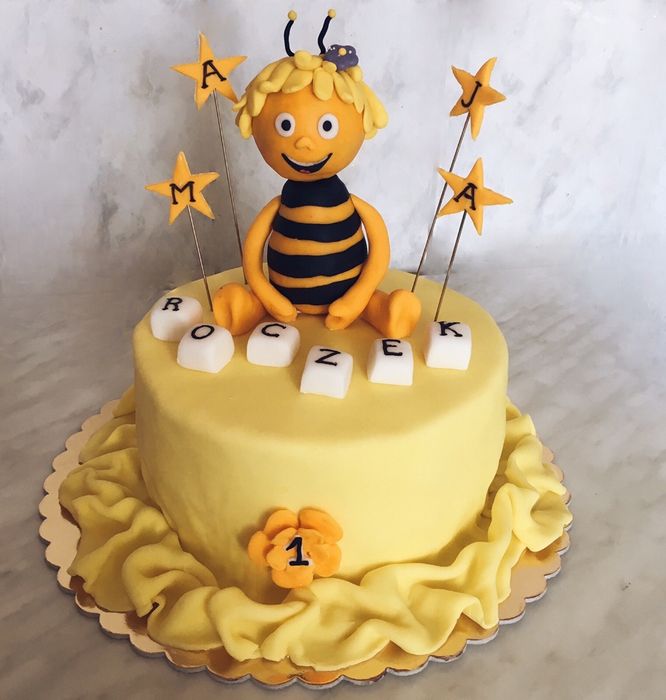 Buciki na tort , figurki z masy  . Dekoracje cukiernicze