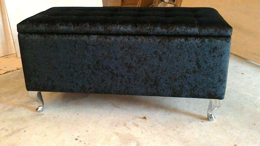 Banqueta estofada tecido veludo preto