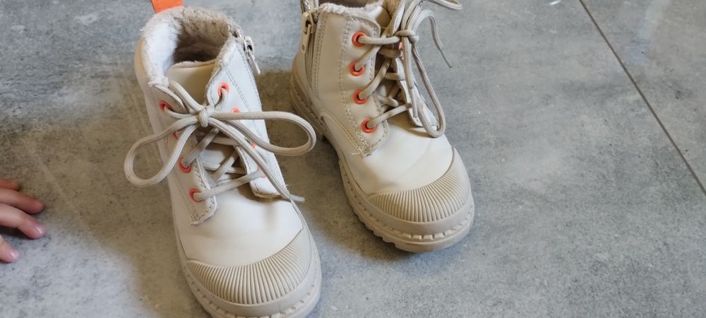 Buty na zimę dla dziewczynki roz. 25( dł. 16 cm)