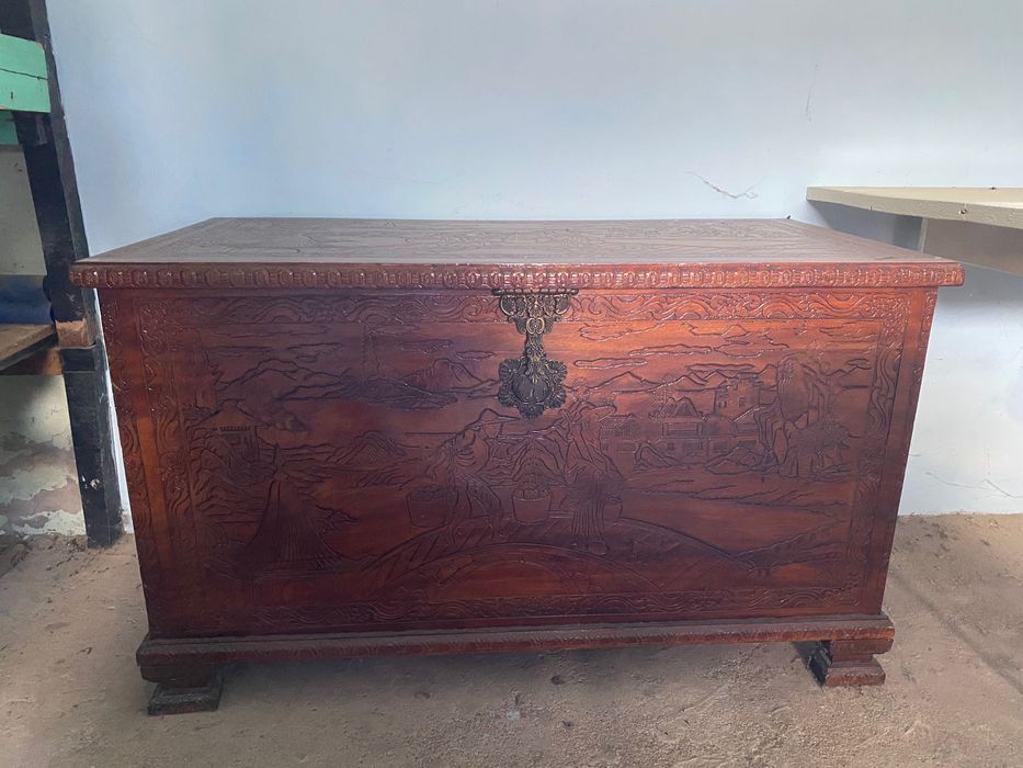 Baú trabalhado em madeira