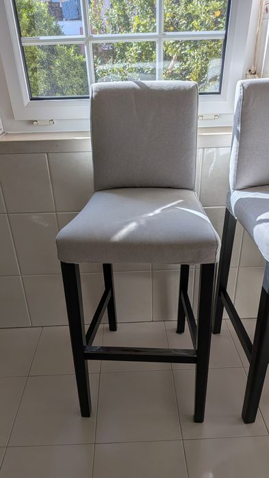 Bancos Altos IKEA BERGMUND com Encosto – Muito Bom Estado