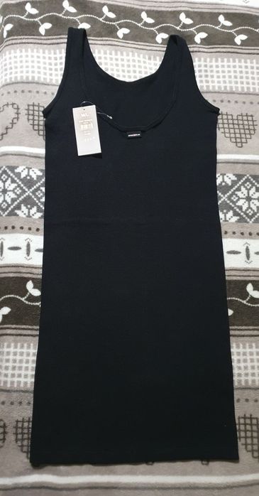 Czarna dopasowana sukienka