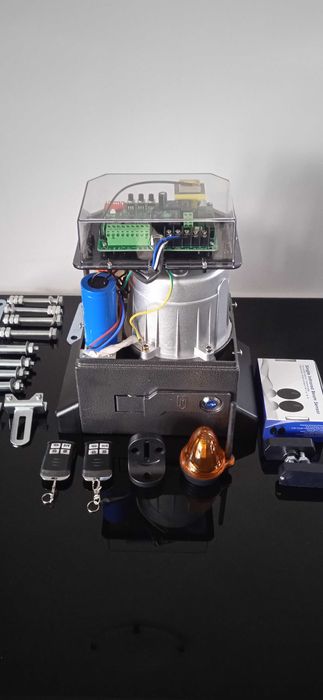 Napęd bramy przesuwnej 4GATES MD370W/800kg lampa z anteną