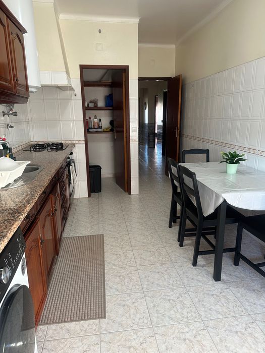 São Domingo, Santarem: Quarto Mobilado, Amplo e Luminoso em Apartamento Partilhado
