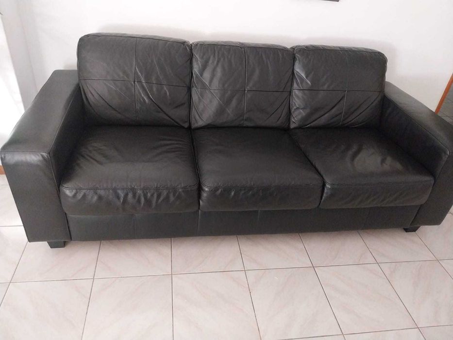 Sofá em pele na cor preto como novo