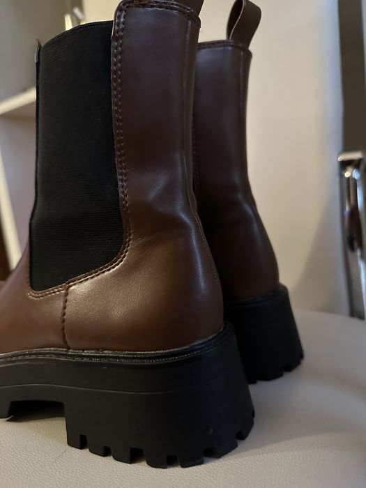 Botas castanhas escuras