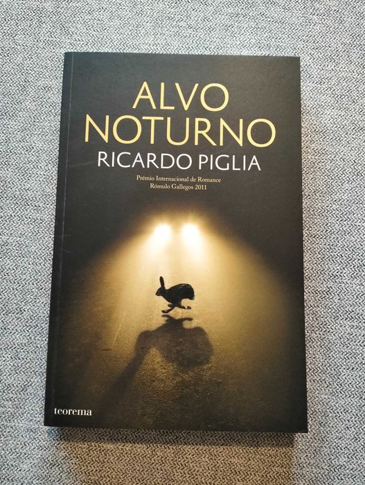 Livro "Alvo noturno" de Ricardo Piglia