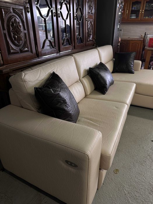 Sofa de couro creme 4 lugares com chaise longe e mecanismo articulado