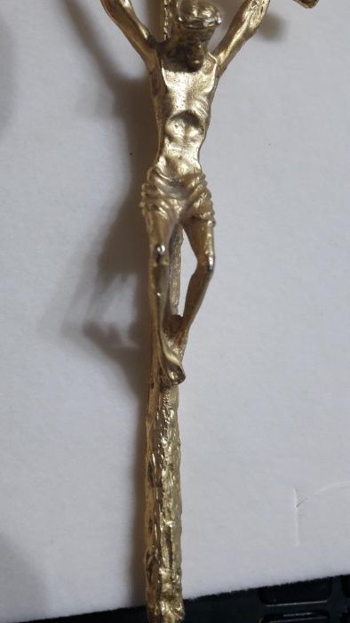 Krzyż do powieszenia 14 cm w kolorze złota jest to odlew