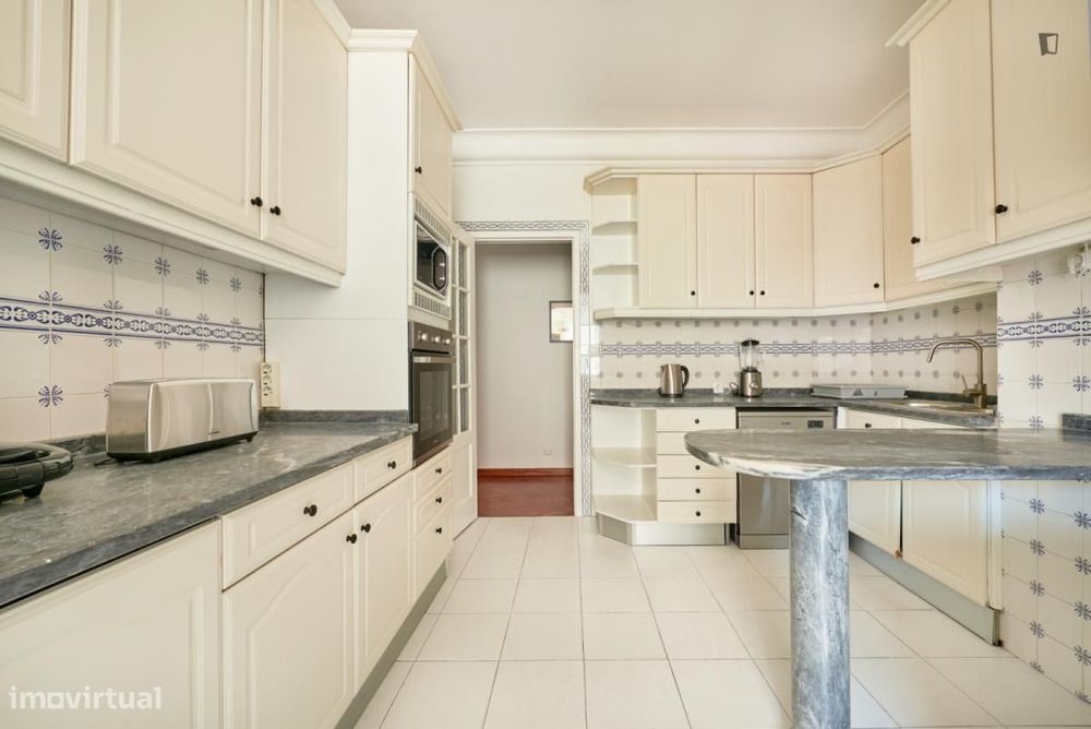 Quarto - localizado em São Sebastião Lisbon