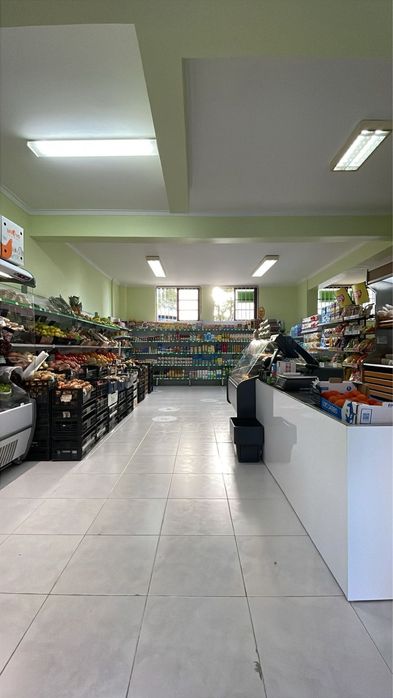 Mercearia junto ao centro comercial