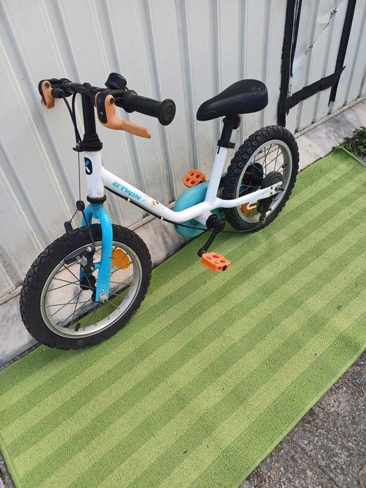 Bicicleta branca e azul B-Twin
