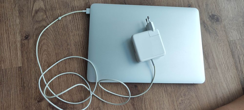 Mac Book - Apple