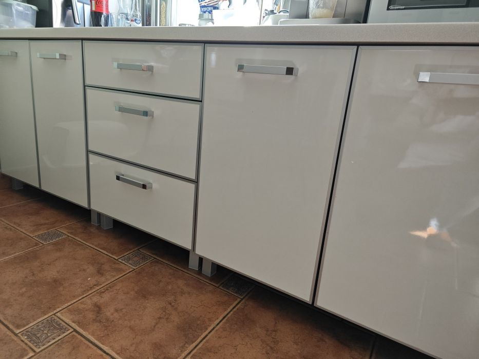 Szafki kuchenne w bardzo dobrym stanie.