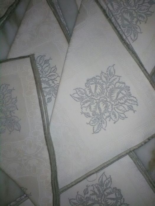 Conjunto de 12 Naperons em Linho