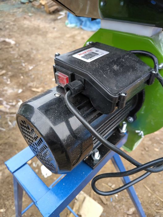 Доступний Млин Млинок ДКУ на зерно 2.5 квтх2850об/хв220вольт-250кг\год