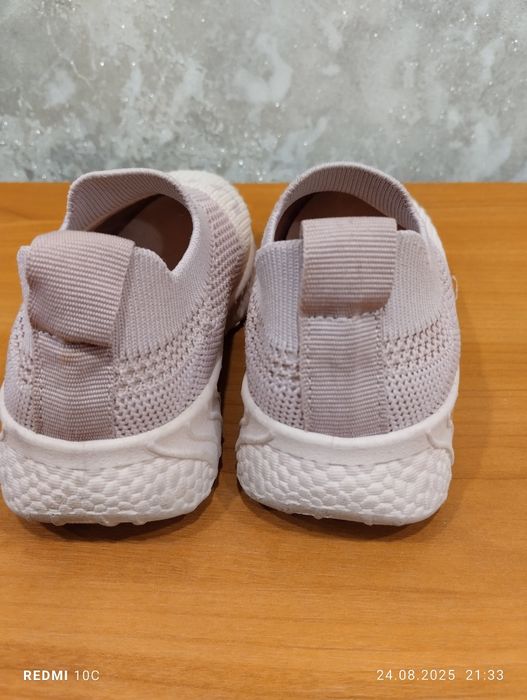 Продам літні кросівки