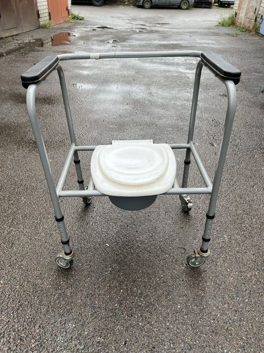 Стілець-туалет регульований на колесах, пересувний. НТ-04-008