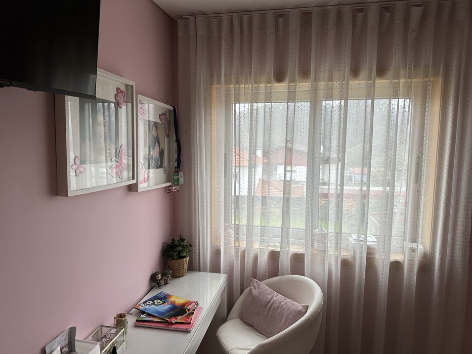 Duas Molduras brancas de parede