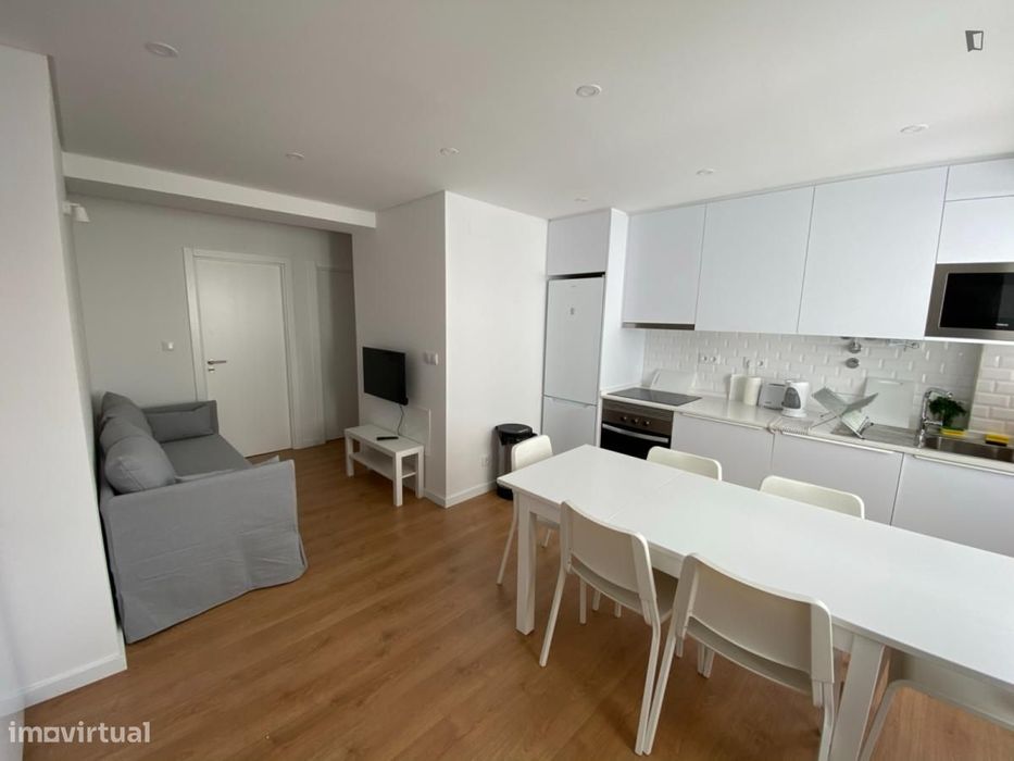 Quarto - localizado em Oeiras Lisbon