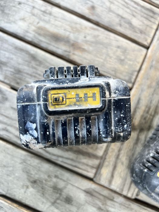 Vendo carregador deWALT + 2 baterias 18v