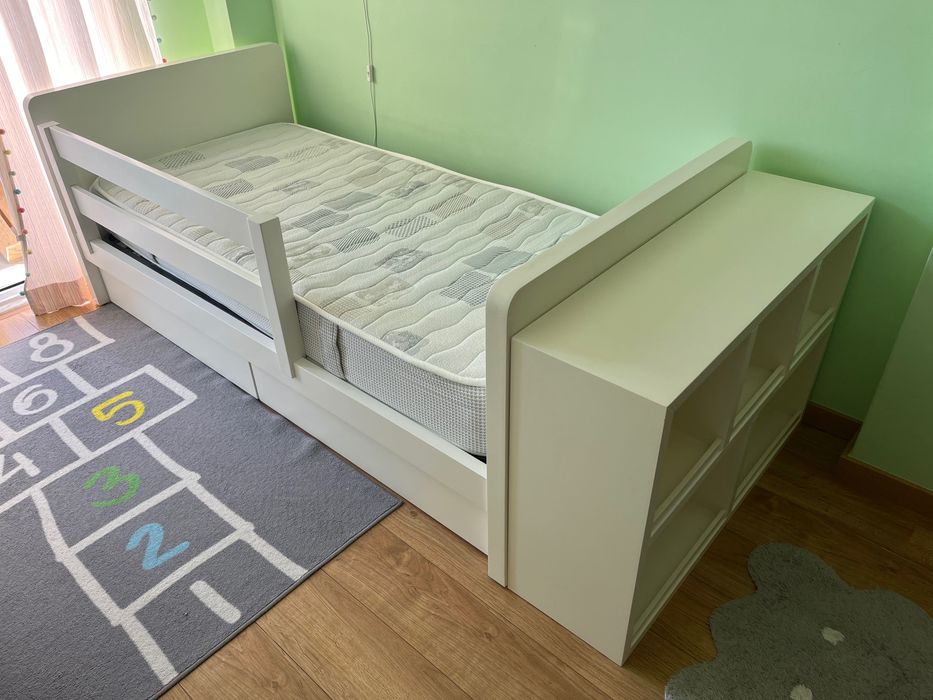 Cama, colchão e cabeceira/livreiro Flybaby como nova
