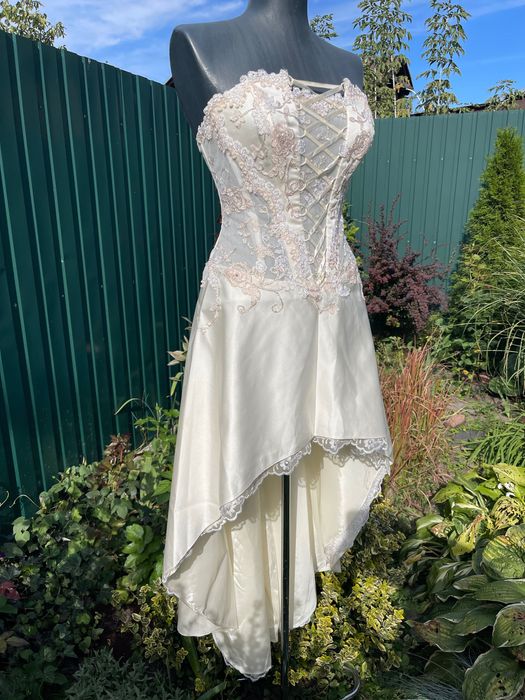 Весільна сукня з корсетом та камінчиками сваровські