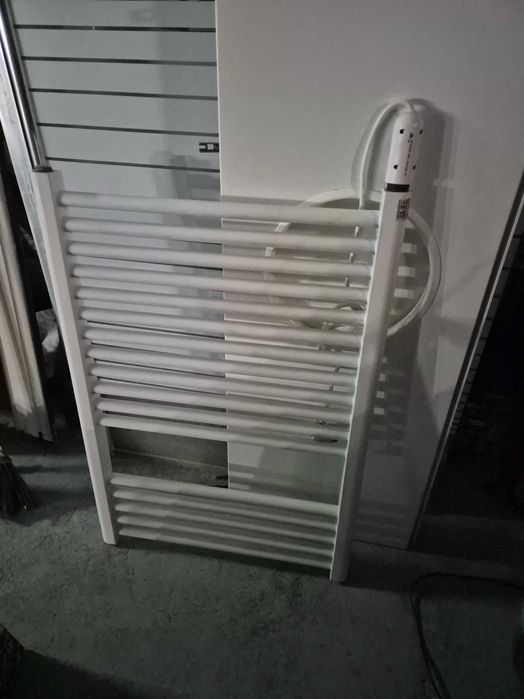 Toalheiro de casa de banho usado mas a funcionar.