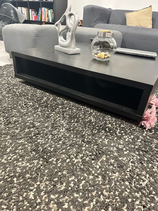 Mesa de centro preta em bom estado