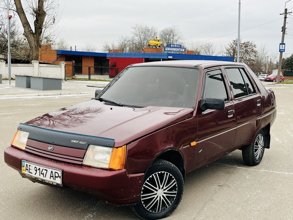 Продам Славуту в хорошем состоянии машина на хорошем ходу ходовая не стучит не грымит мотор работает отлично коробка 5 Ступка газ бензин газ в писаний что не мало важно тонировка в круг на хороший зимние резине есть музыка вообщем машиной будете довольны остальное по телефону