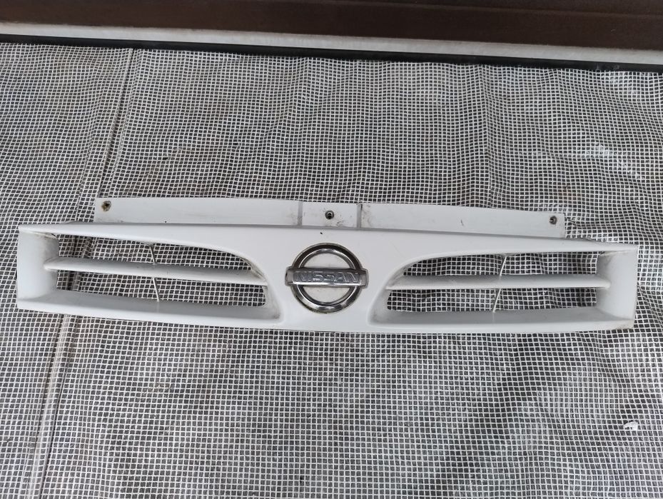 Atrapa grill kratka chłodnicy logo Nissan primastar Biała wysyłka