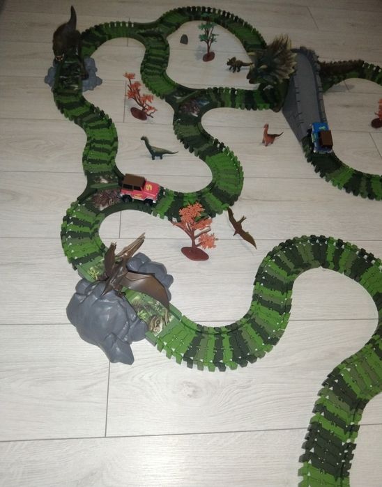 Tor samochodowy Dino mundi 3w1 tyranozaur, triceratops i pterozaur