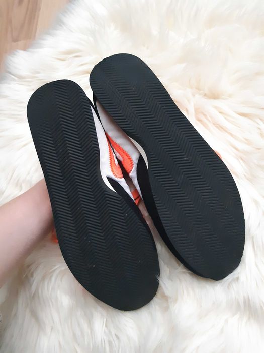 czarno-białe buty sportowe adidasy lekkie zamszowe neon Cropp 36