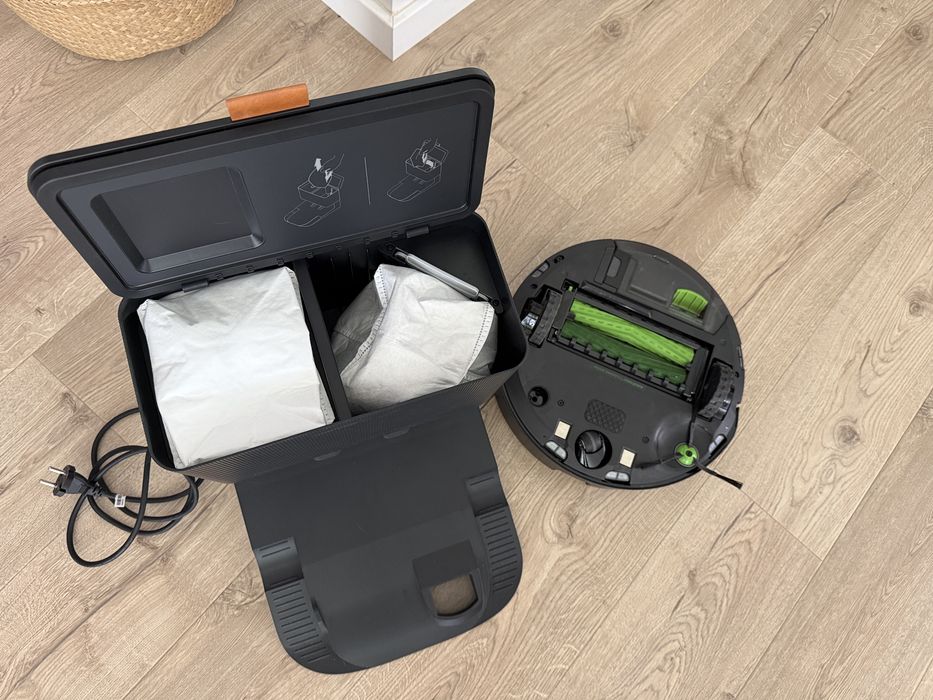 Robot aspirador inteligente  Roomba J7 - com estação esvaziamento