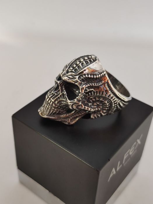 Серебряное кольцо череп