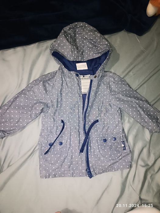 Легка курточка на дівчинку, в хорошому стані, р80.