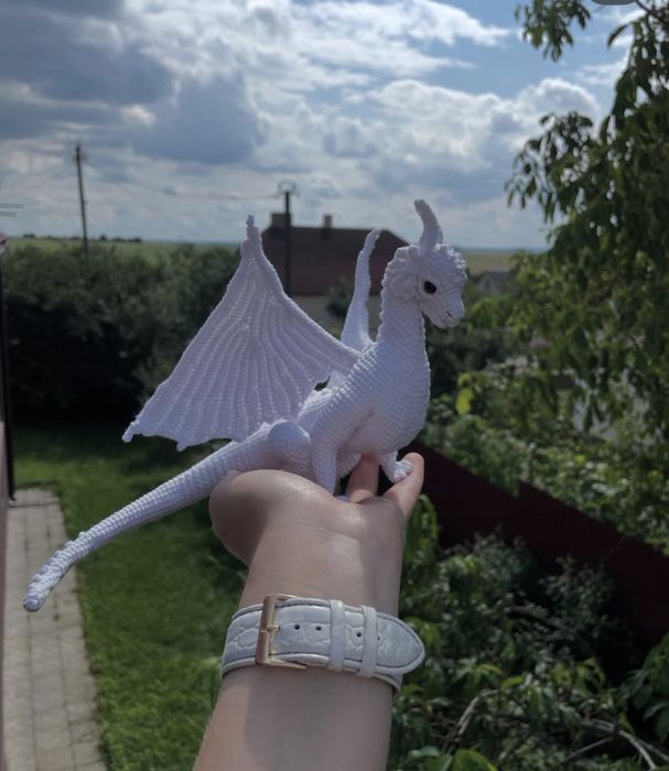 Дракон звʼязаний гачком, гарно тримає форму за рахунок  каркасу