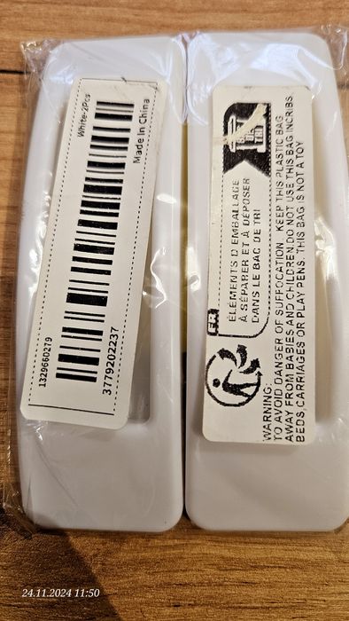 Pochwyt do drzwi przesuwnych szafy biały